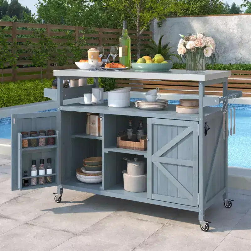 Okak Outdoor-Kücheninsel mit Edelstahlplatte, Küchenwagen aus Holz mit Türen, Ablagen und Gewürzregal, rollende Kücheninsel