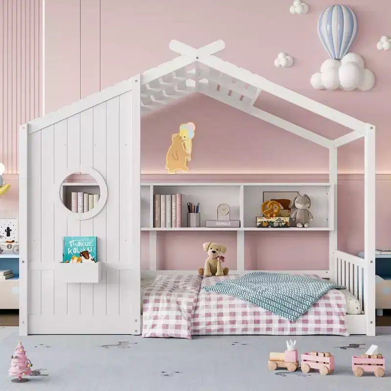 Vloerbed in huisjesvorm met ingebouwde opbergplanken en dak met latten