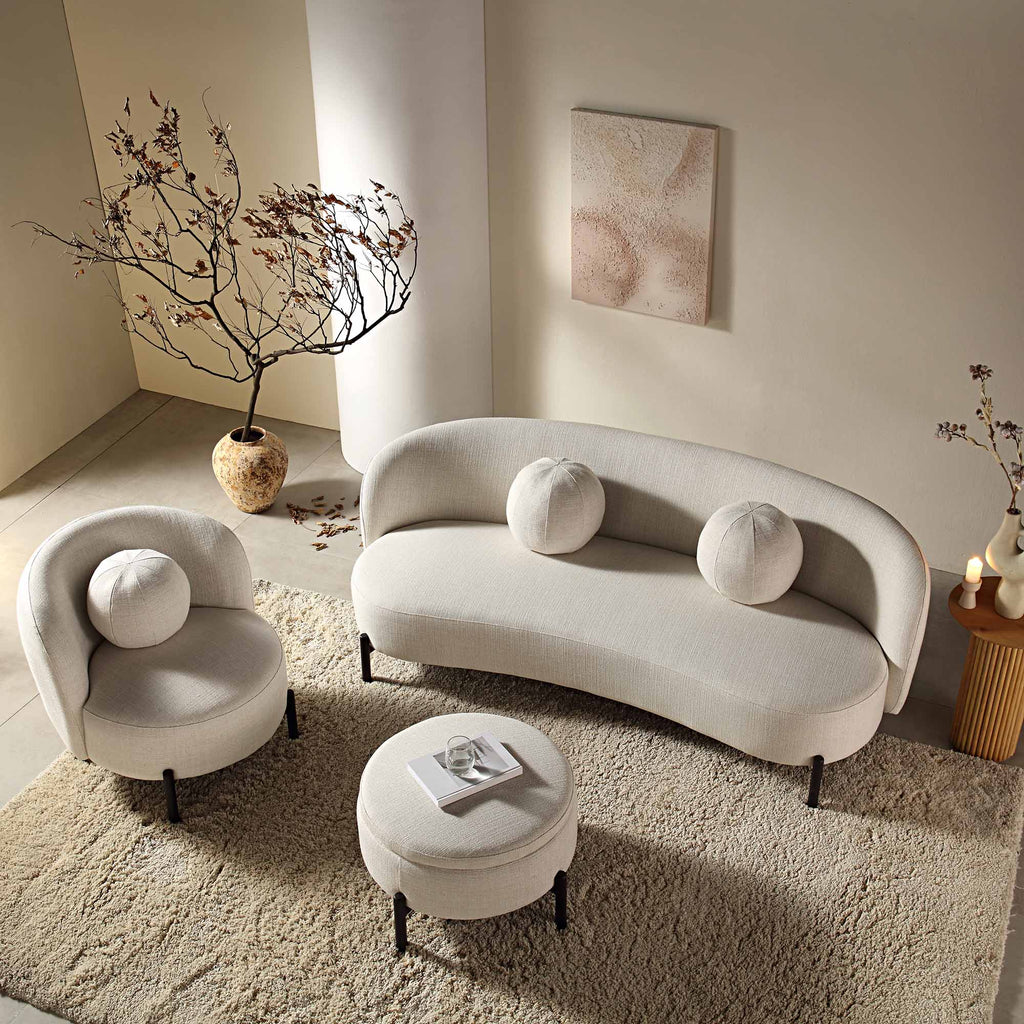 Gebogenes 3-Sitzer-Sofa mit kugelförmigen Kissen, beige Leinenmischung