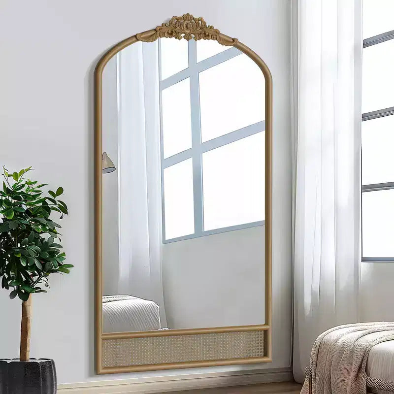 Klassischer Wandspiegel mit geschnitztem Rundbogen-Holzrahmen und unterem Rattanbereich, 37 in. W x 71 in. H, braun