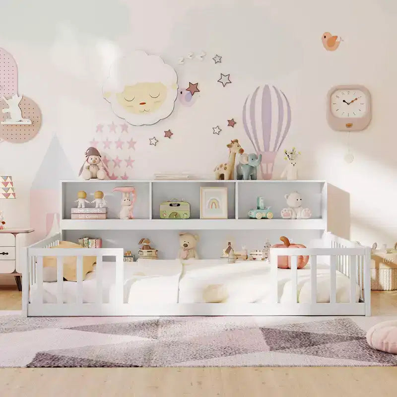 Letto Montessori a terra Twin/Full con libreria, ripiani contenitori e sponde di sicurezza, bianco/grigio