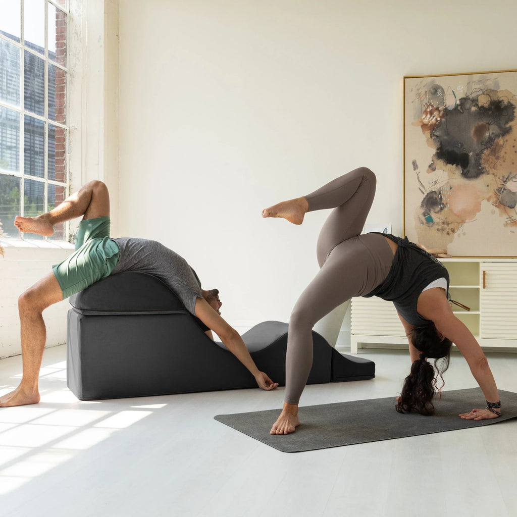Avana Kami umwandelbare Chaiselongue / Yoga und Massage - 2-in-1-Hocker mit verstecktem ausklappbarem Yoga-Loungesessel, Mikrosamt - N/A