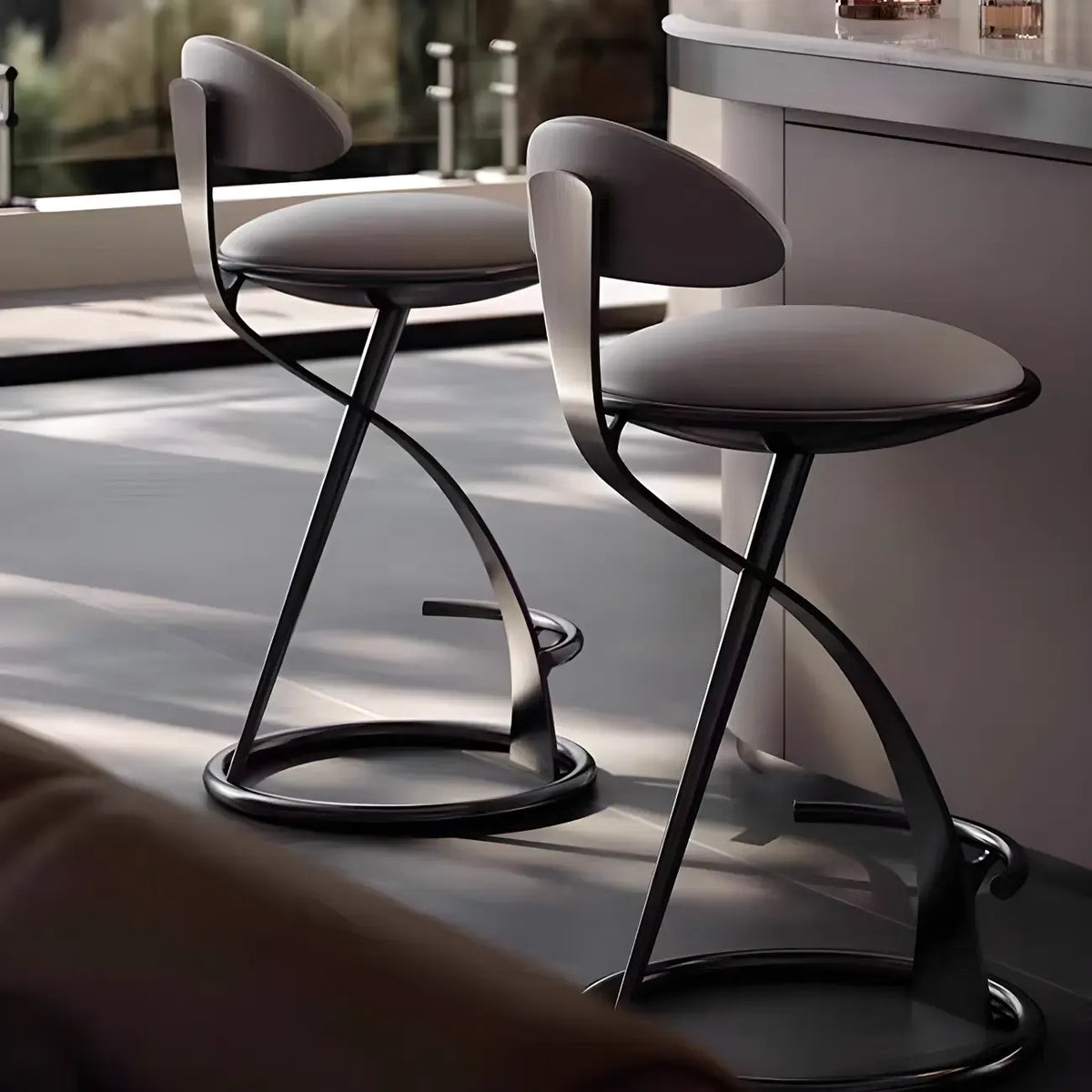 Luxe barkruk met strak beige leren zitvlak en goudkleurig metalen frame